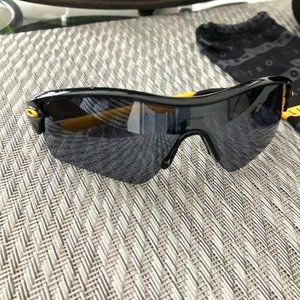 Men's Livestrong Oakley  127-63 136 Radar Black with Yellow polarized sunglasses